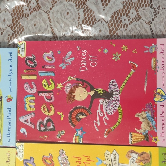 Amelia Bedelia chapter books 4 - Picture 5 of 6